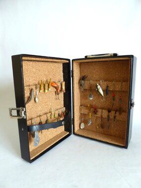 OOAK VINTAGE FISHING LURE CUSTOM SUITCASE DISPLAY CASE TACKLE BOX 26 LURES